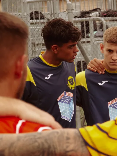 Jovens jogadores conversando.