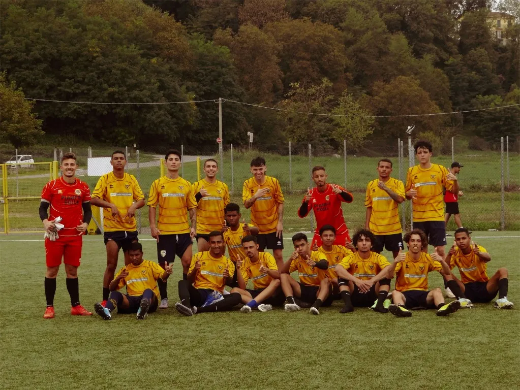 Foto horizontal dos jogadores do Clube de futebol Palestra TreValli.